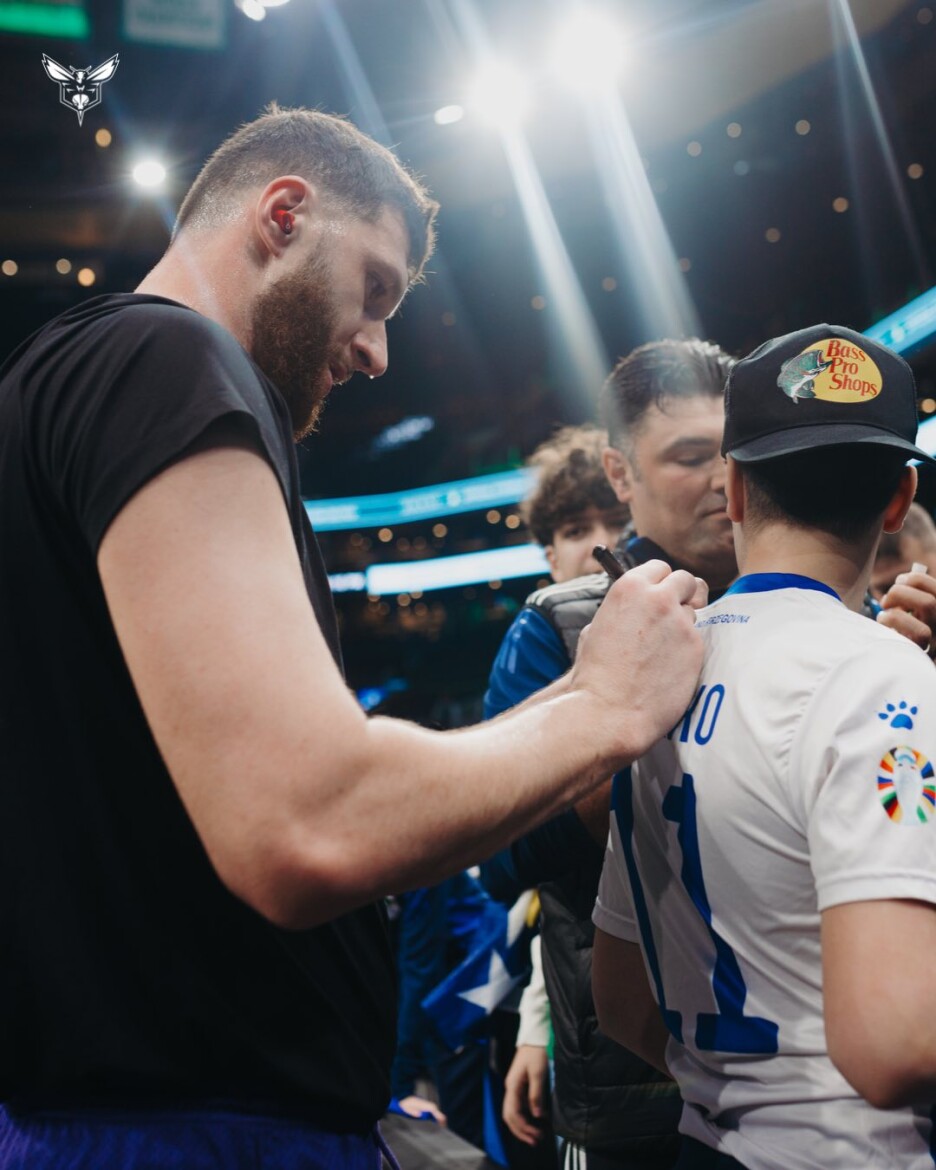 Nurkić se potpisuje na dres Džeke u kojem se navijač pojavio u dvorani (Foto: Charlotte Hornets)