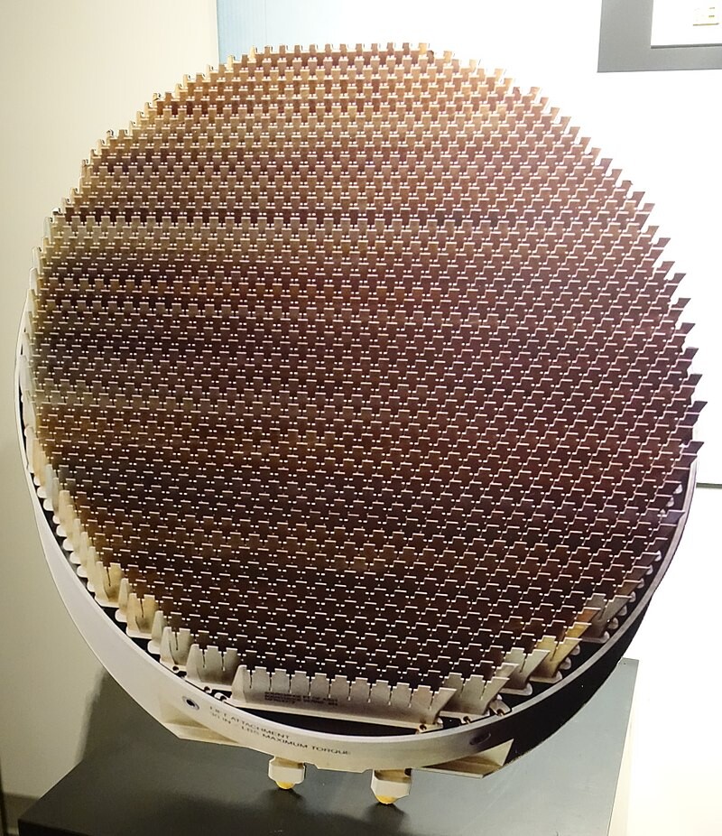 Radarska antena AN/APG-81 velikom brzinom skenira prostor. (Foto: National Electronics Museum)