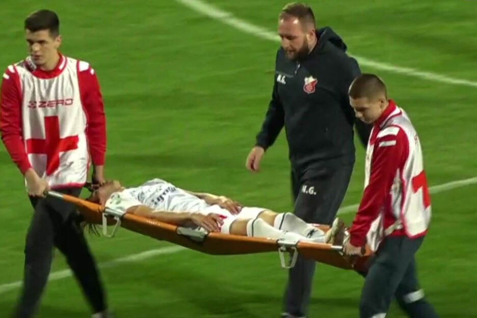 Ivan Đorić na nosilima napustio travnjak stadiona Rođeni (Foto: Screenshot)
