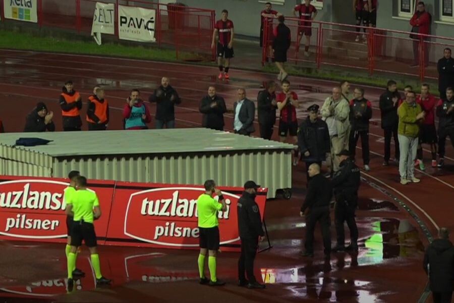 Igrači Slobode napravili špalir Milošu Gigoviću (Foto: Screenshot)