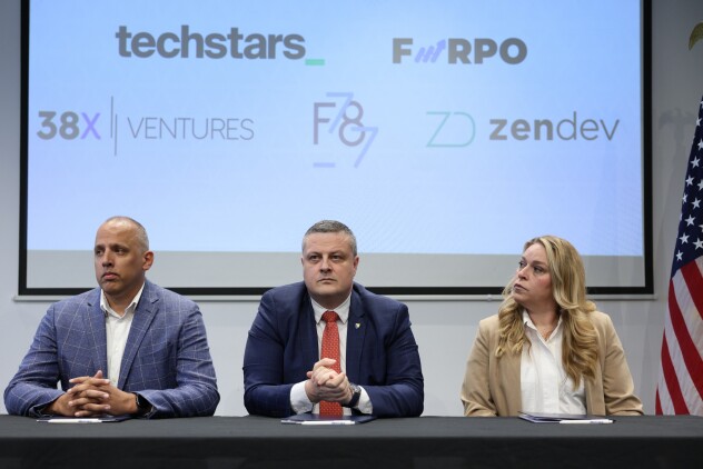 Bojan Lazić, Vojin Mijatović i Katie Smith prilikom potpisivanja ugovora (Foto: I. L./Klix.ba)