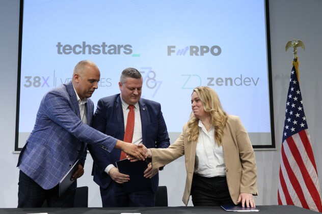 Bojan Lazić, Vojin Mijatović i Katie Smith prilikom potpisivanja ugovora (Foto: I. L./Klix.ba)
