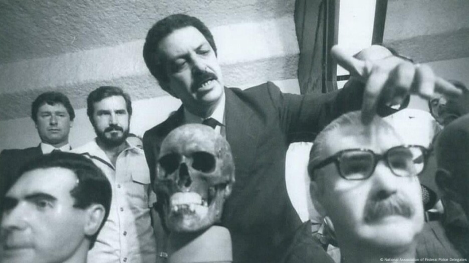 Na slici je Romeu Tuma, nadzornik savezne policije, kako analizira rekonstrukciju lubanje Josefa Mengelea (Foto: National Association of Federal Police Delegates)