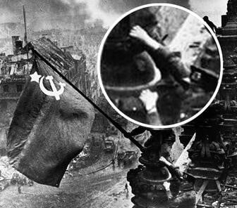 Оригиналната фотографија беше изменета бидејќи на неа војникот носеше два рачни часовници.