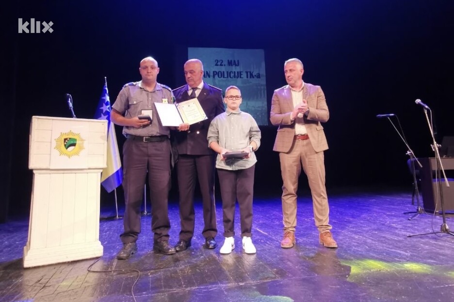 Detalj tokom dodjeljivanja medalje (Foto: Klix.ba)