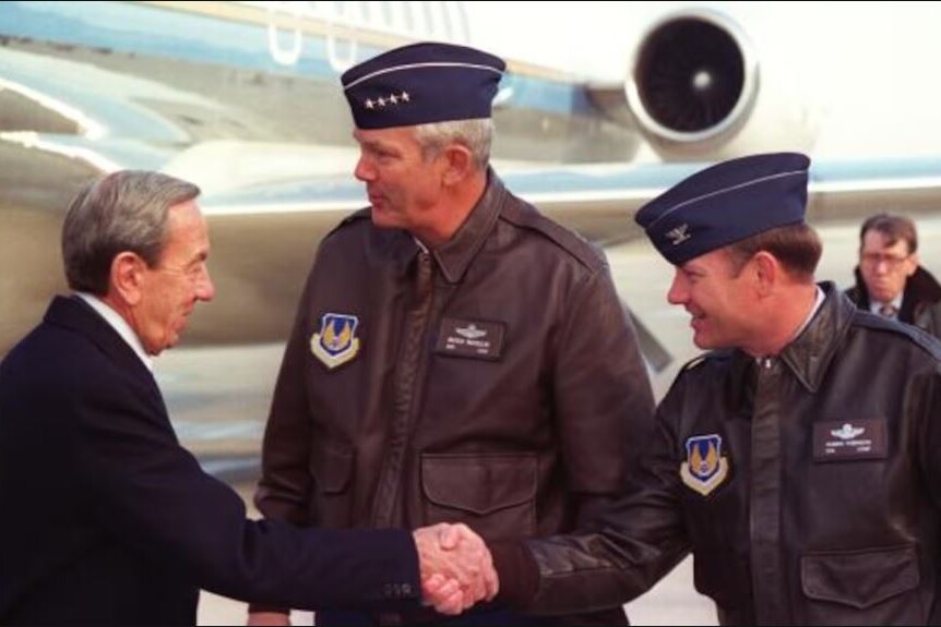 Pukovnik Robbie Robinson se rukuje s Warrenom Christopherom