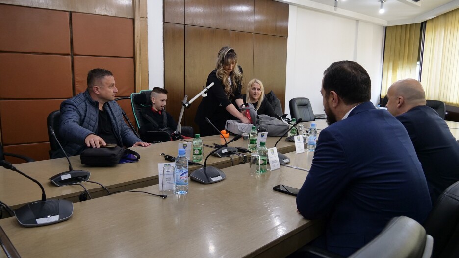 Imran u pratnji majke, direktora škola i rehablitatorke