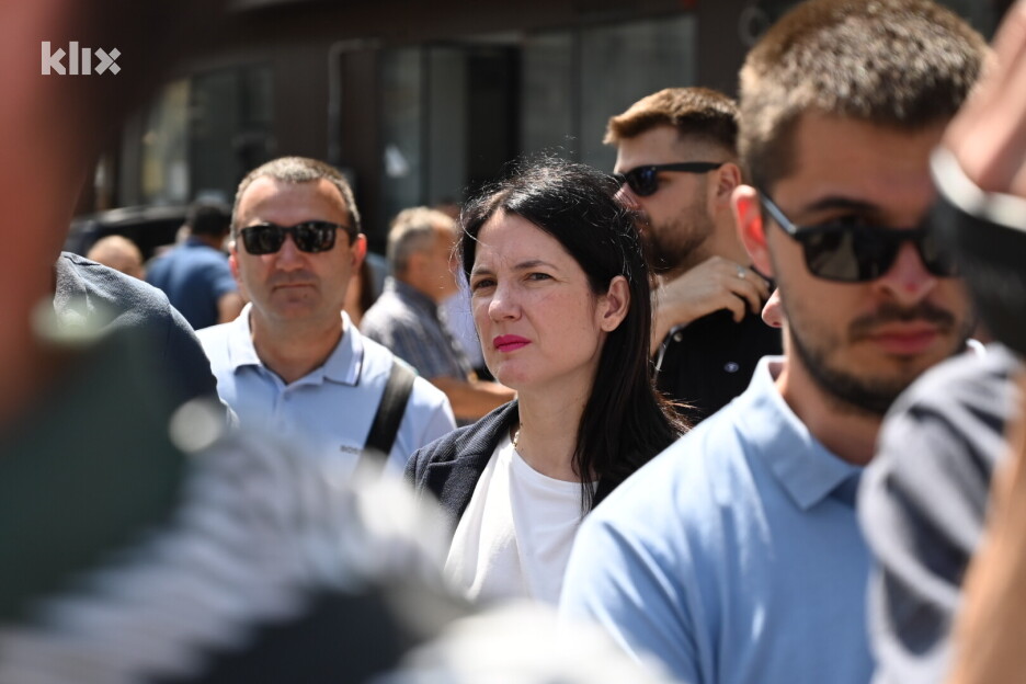 Jelena Trivić na skupu građana ispred tužilaštva (Foto: E. M./Klix.ba)