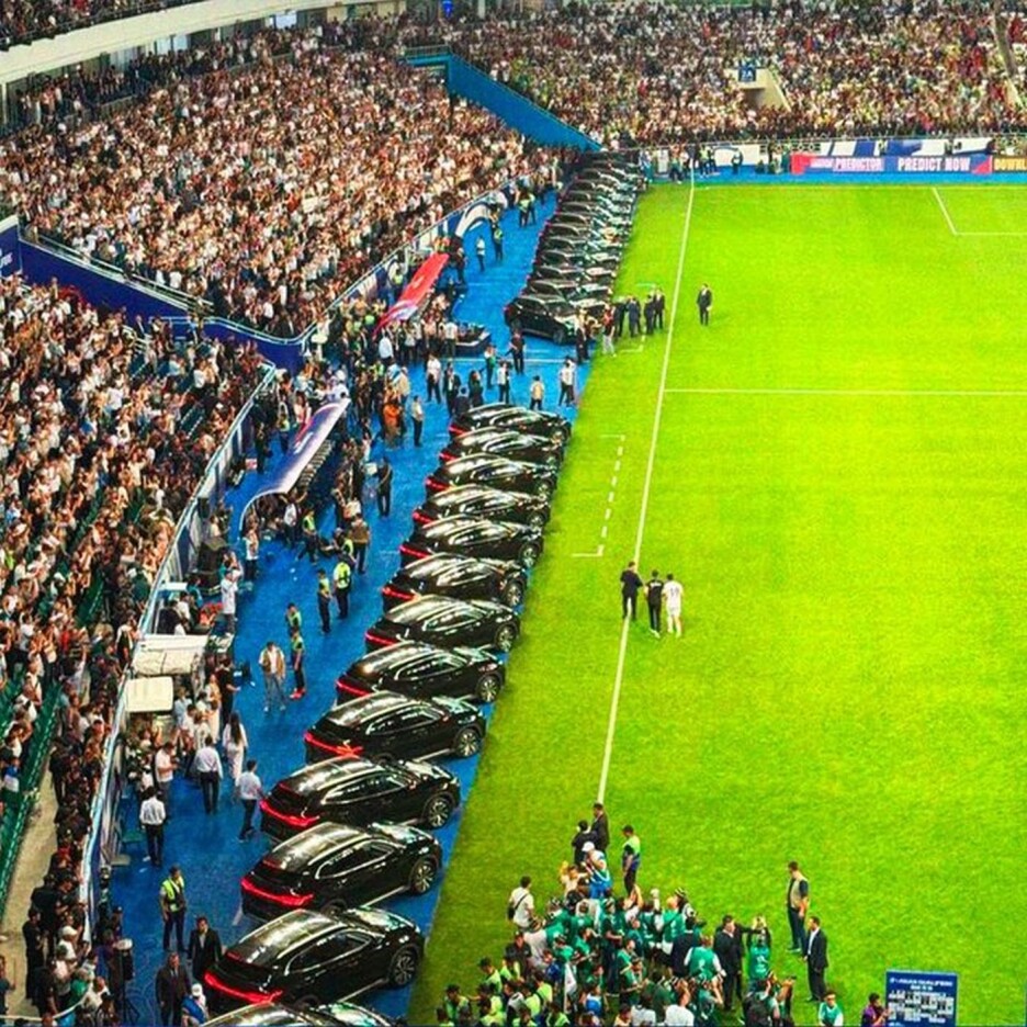 Automobili dovezeni na stadion nakon što je Uzbekistan obezbijedio plasman na Mundijal (Foto: Twitter)