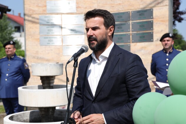 Uručivanje priznanica učesnicima Memorijalnog šahovskog turnira "Nedžad Delić - Bajram Hasanović" (Foto: Općina Ilidža)