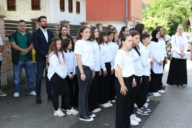 Učenici Osme osnovne škole "Amer Ćenanović" učestvovali u obilježavanju 33. godišnjice odbrane Donjeg Kotorca (Foto: Općina Ilidža)