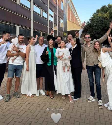Džejla s porodicom i prijateljima