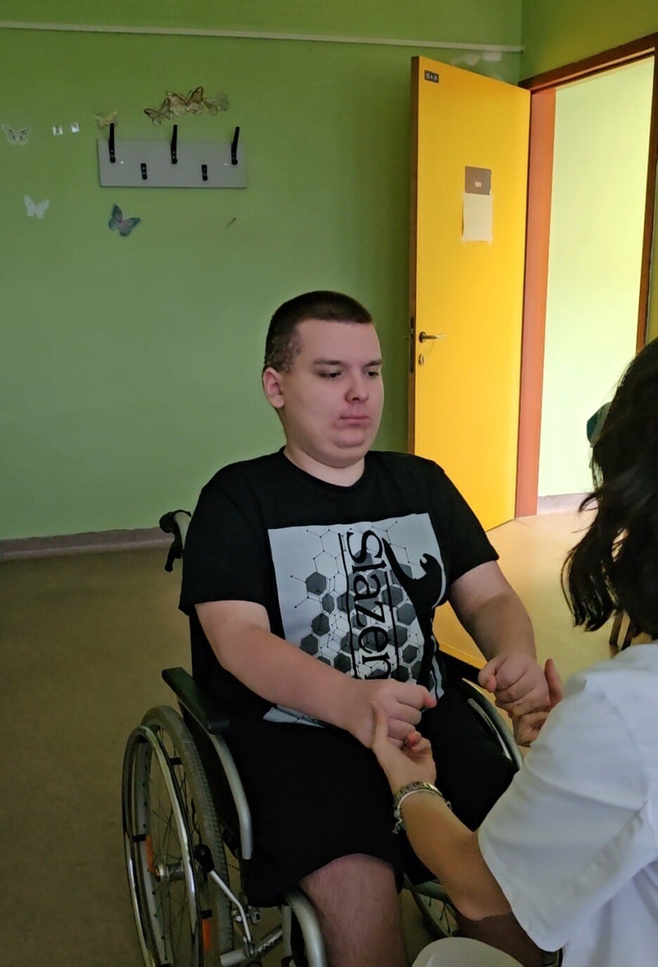 16-godišnjaku Ajdinu iz Sarajeva dijagnosticirana je SMA