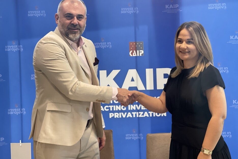 Adnan Jašarević i Dženana Dževlan nakon potpisivanja ugovora o pokroviteljstvu Amazonove konferencije (Foto: KAIP)