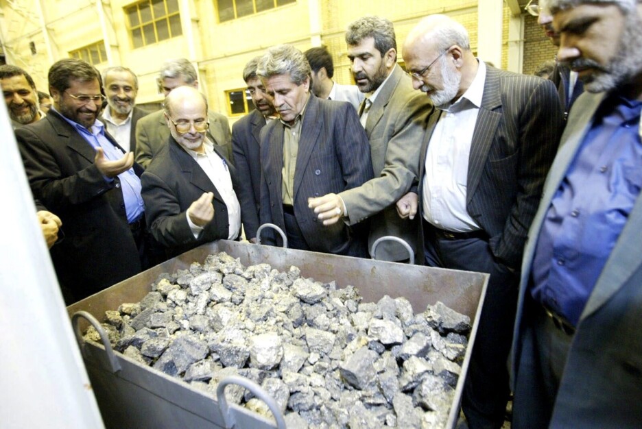 Iranski zastupnici pregledaju dijelove nuklearne elektrane u centralnom iranskom gradu Isfahanu, koja se koristi kao postrojenje za konverziju urana (UCF) (Foto: EPA-EFE)