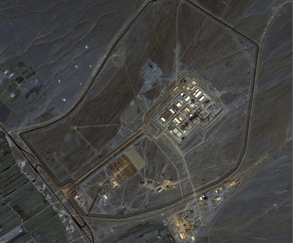 Ova satelitska slika od 26. septembra 2002. godine, dobijena od privatne kompanije DigitalGlobe, a snimljena 13. decembra 2002. godine, prikazuje objekte u blizini grada Arak u Iranu (Foto: EPA-EFE)