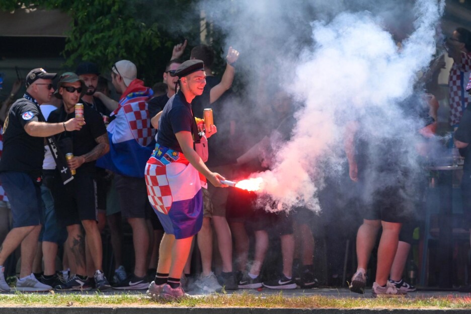 Zapaljene baklje u fan zoni na Bundeku uoči koncerta Thompsona Foto: Pixsell/Sandra Simunovic