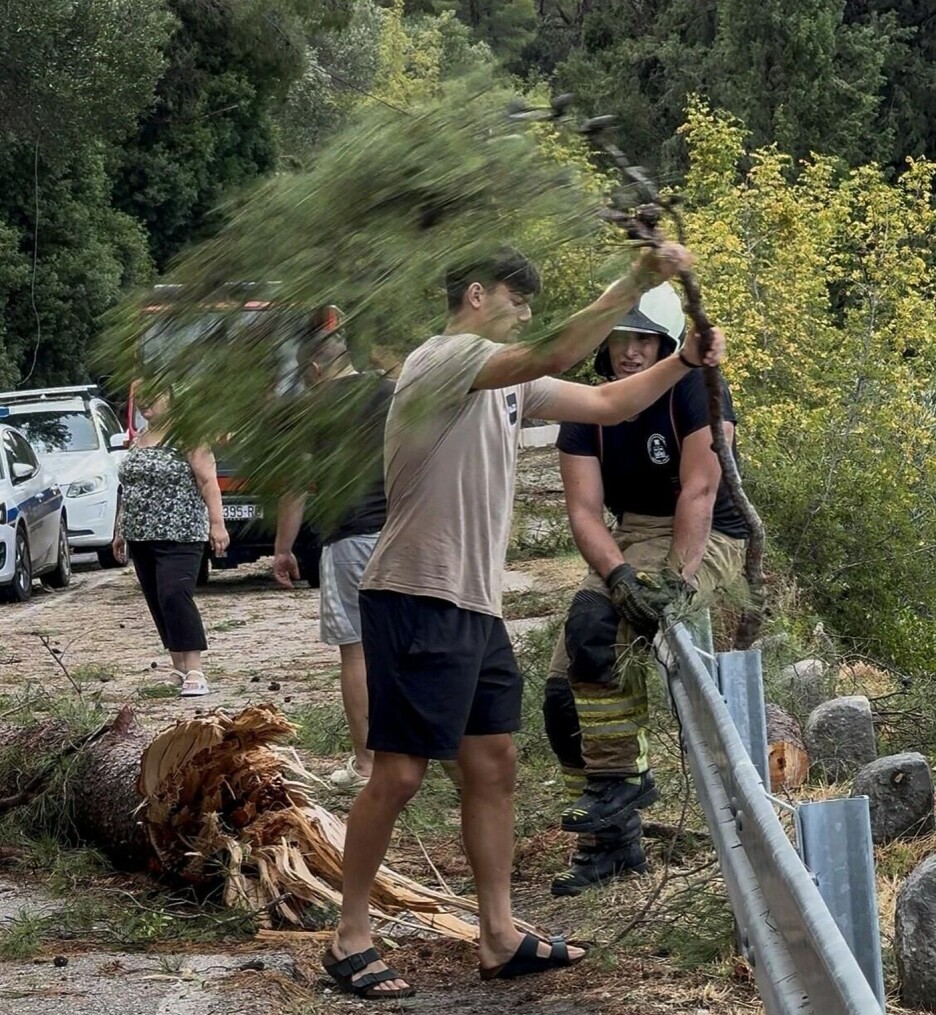 Capan pomaže sugrađanima nakon nevremena koje je poharalo Split (Foto: Slobodna Dalmacija)