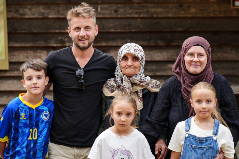 Aiša Begić sa kćerkom, unukom i praunucima iz Švedske (Foto: Detektor)