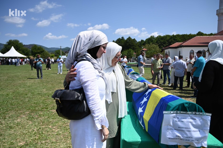 Mirsada Imširović s bratovim tabutom