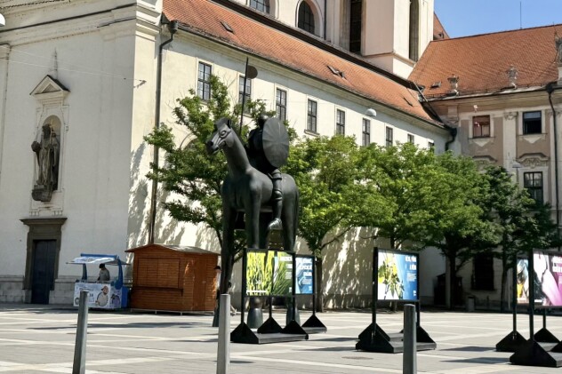 Statua konjanika ispred crkve Sv. Tomasa