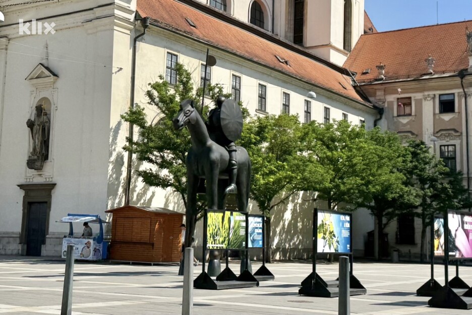 Statua konjanika ispred crkve Sv. Tomasa