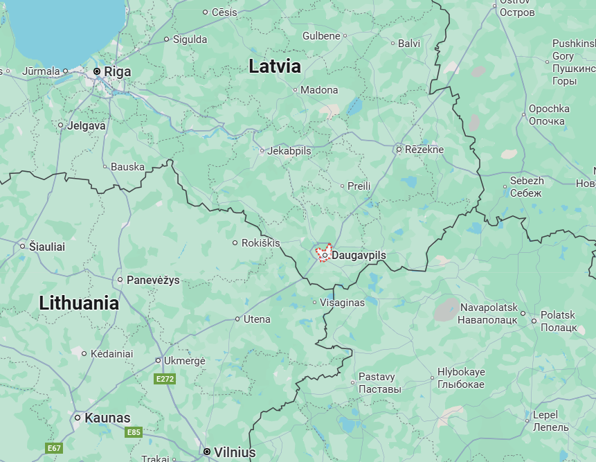 Даугавпилс е град во близина на белоруската граница.