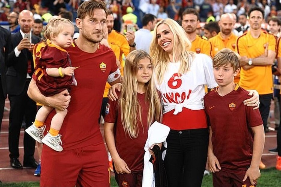 Francesco Totti s porodicom na oproštaju od nogometa (Foto: Twitter)