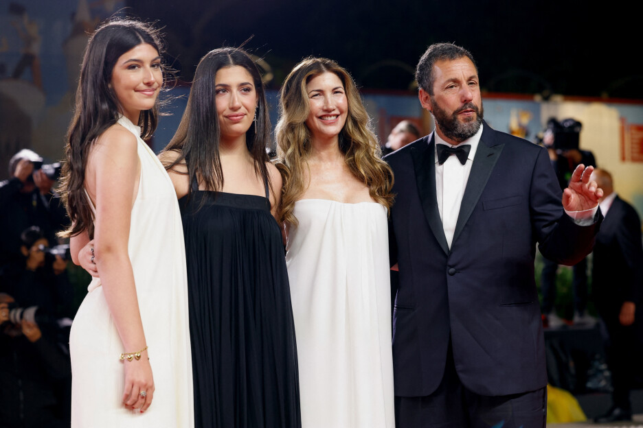 Adam Sandler sa suprugom Jackie i kćerkama Sadie i Sunny (Foto: Reuters)