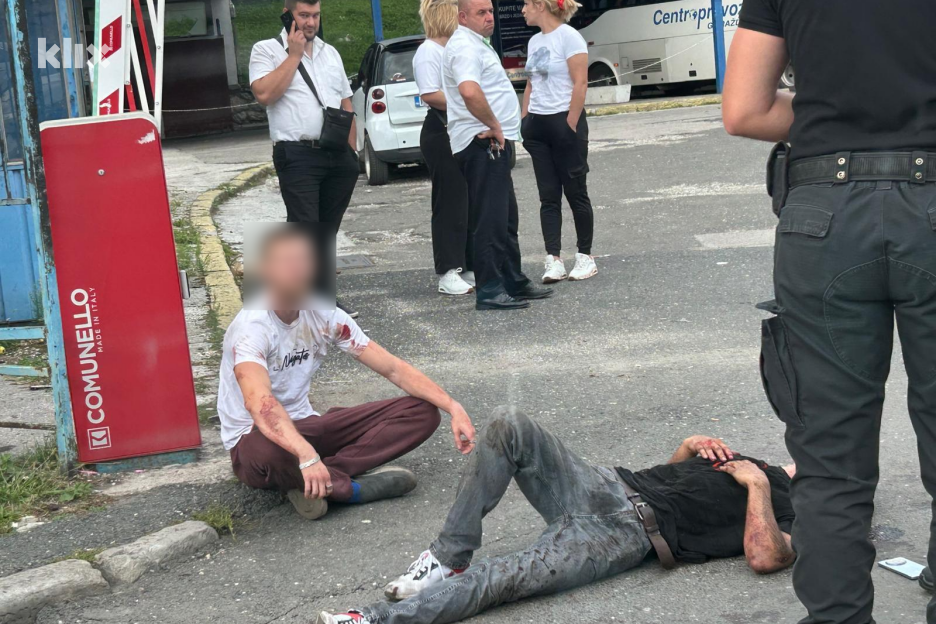 Dva muškarca s tragovima krvi na odjeći (Foto: Klix.ba)