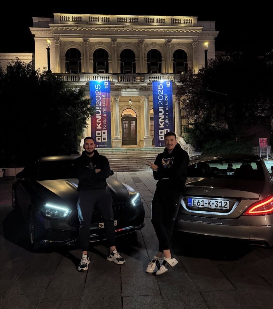 Kažnjeni vozač s još jednim mladićem ispred automobila parkiranih na trgu Narodnog pozorišta u Sarajevu
