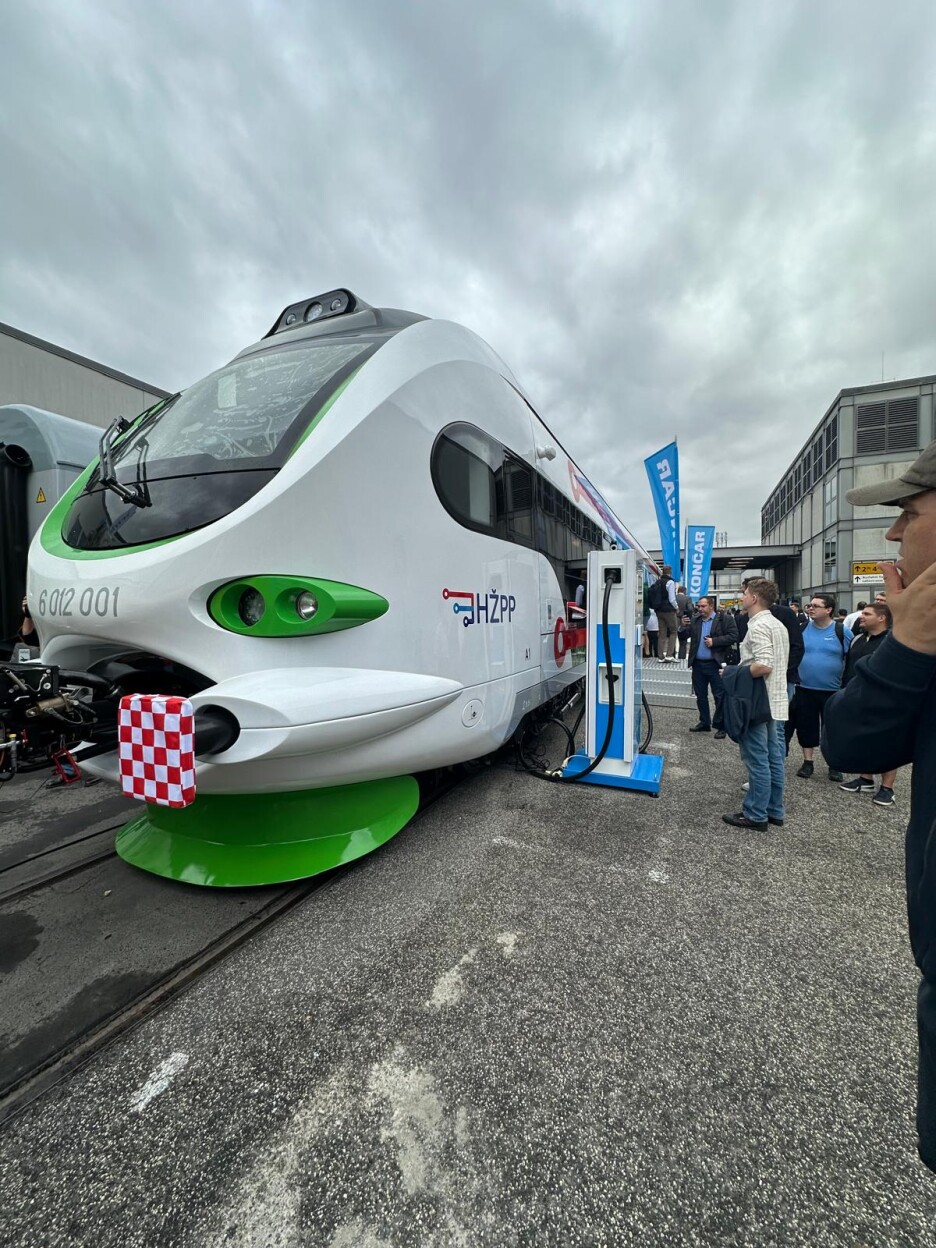 KONČAREV baterijski vlak (BMV) premijerno predstavljen na sajmu InnoTrans 2024 u Berlinu, najvećem svjetskom sajmu transportne tehnologije