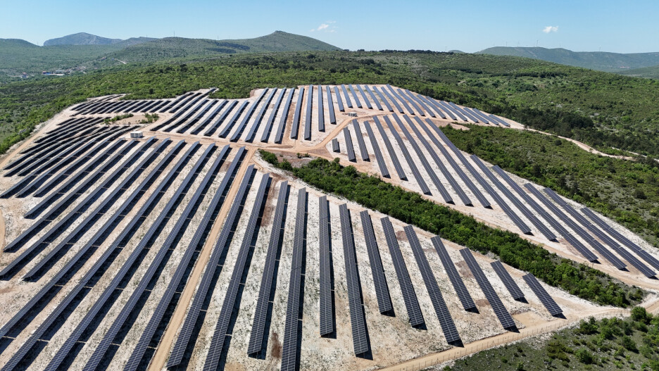 SE Dugopolje, instalirane snage 13,5 MW, jedna od najvećih sunčanih elektrana u Hrvatskoj koju je KONČAR izgradio po načelu