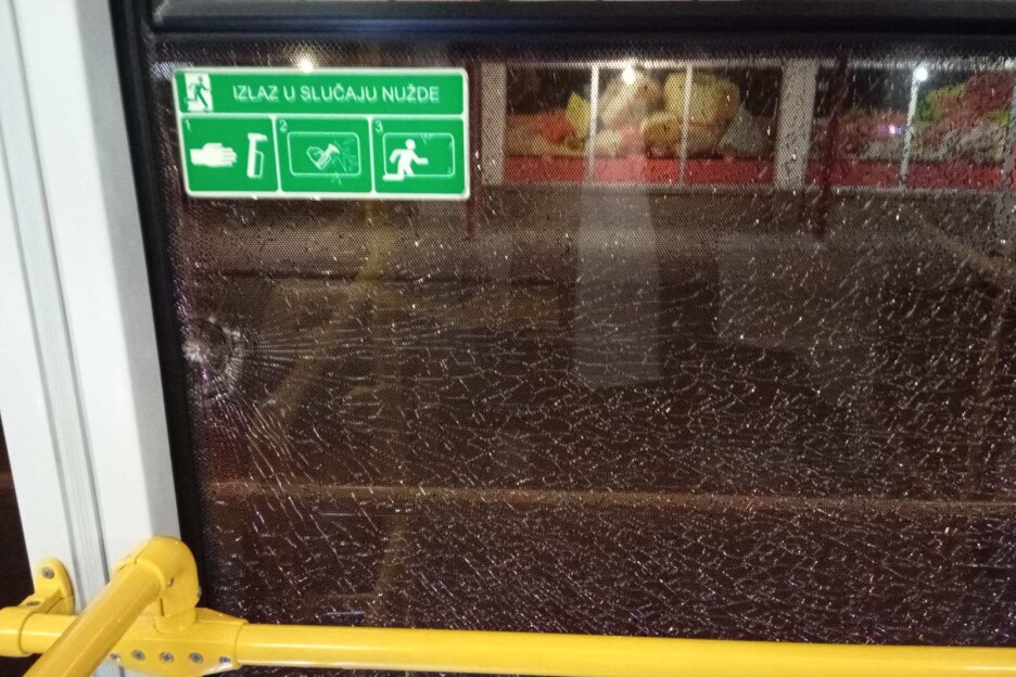 Razbijeno staklo na novom sarajevskom trolejbusu (Foto: Facebook Adnan Šteta)