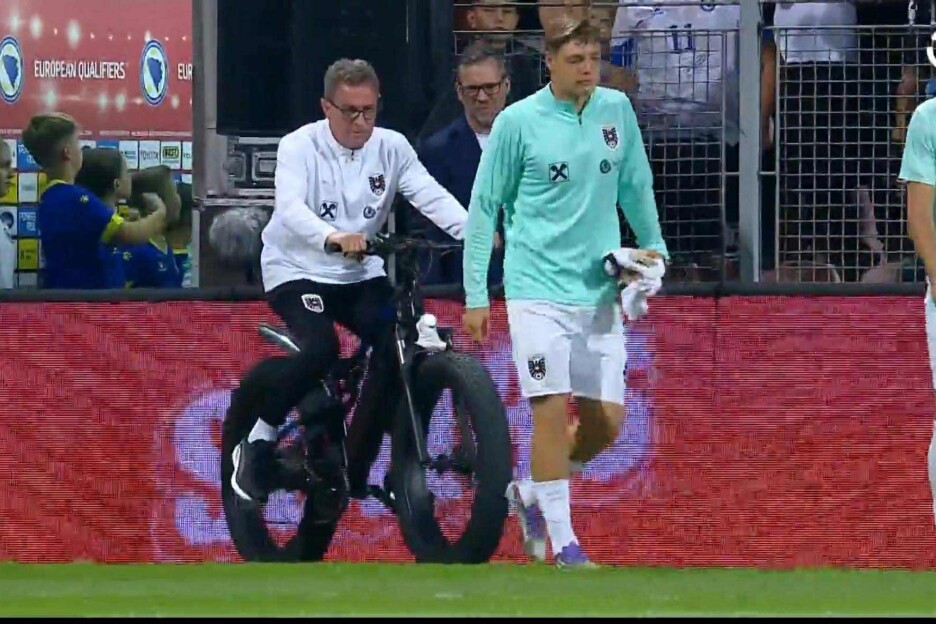 Rangnick na biciklu uoči početka utakmice protiv BiH (Foto: Screenshot)