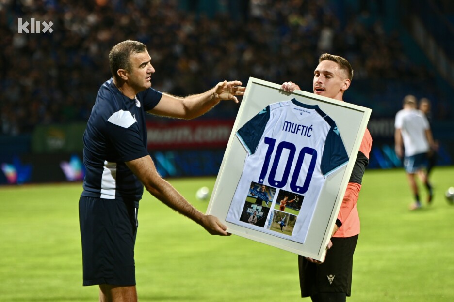Adnan Gušo je uručio Vedadu Muftiću dres s brojem 100 (Foto: V. D./Klix.ba)