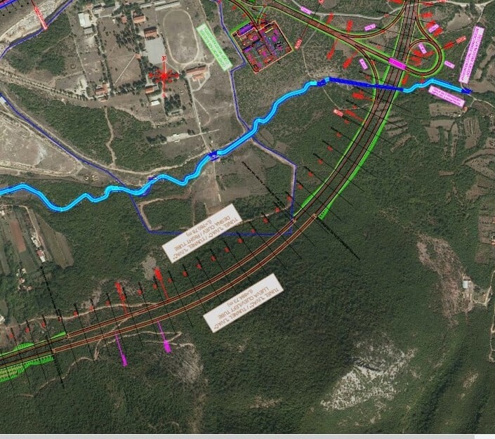 Zelenom i crvenom bojom označena trasa autoputa, a crnom bojom tunel koji se mora izgraditi zbog streljane