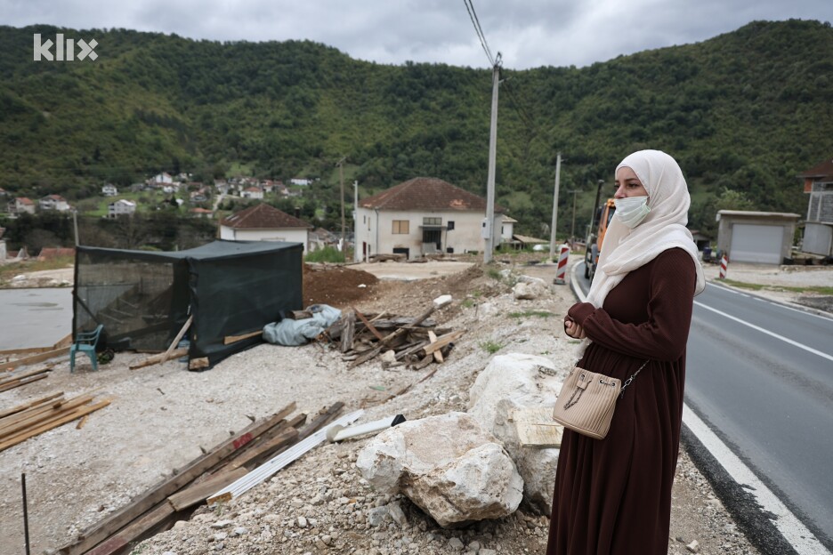 Hanadi Maslo na mjestu gdje je nekada bila njena kuća (Foto: I. Š./Klix.ba)