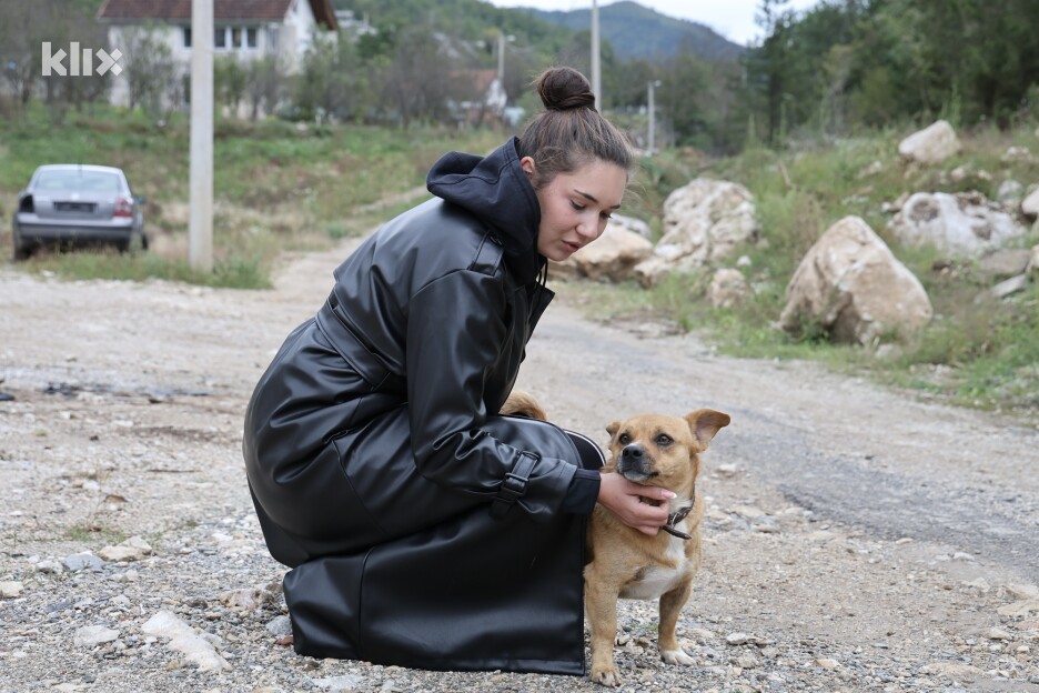 Amina Imamović sa psom koji je spasio život njenoj porodici (Foto: I. Š./Klix.ba)
