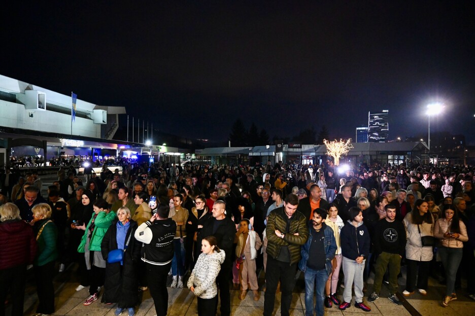 Brojni građani su stigli ispred Doma mladih