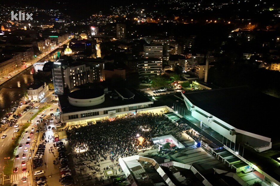 Nekoliko hiljada građana odalo je u Sarajevo počast legendarnom Halidu Bešliću (Foto: D. S./Klix.ba)