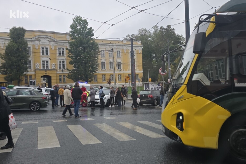 Nesreća se desila u blizini trolejbuske stanice (Foto: Klix.ba)