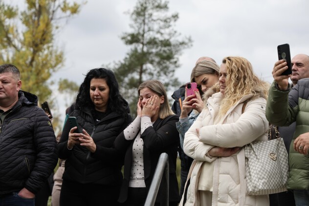 Mještani Knežine odaju počast Halidu Bešliću (Foto: I. Š./Klix.ba)