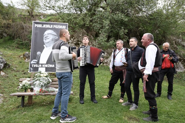 Mještani Knežine odaju počast Halidu Bešliću (Foto: I. Š./Klix.ba)