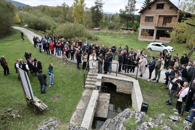 Mještani Knežine odaju počast Halidu Bešliću (Foto: I. Š./Klix.ba)