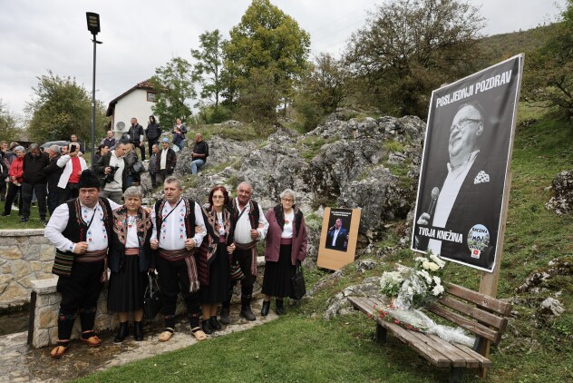 Mještani Knežine odaju počast Halidu Bešliću (Foto: I. Š./Klix.ba)