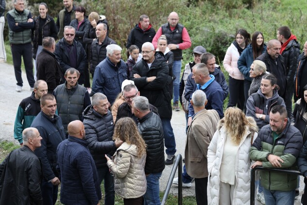 Mještani Knežine odaju počast Halidu Bešliću (Foto: I. Š./Klix.ba)