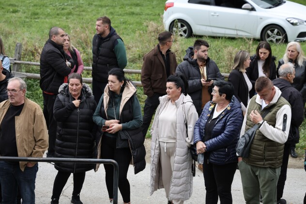 Mještani Knežine odaju počast Halidu Bešliću (Foto: I. Š./Klix.ba)