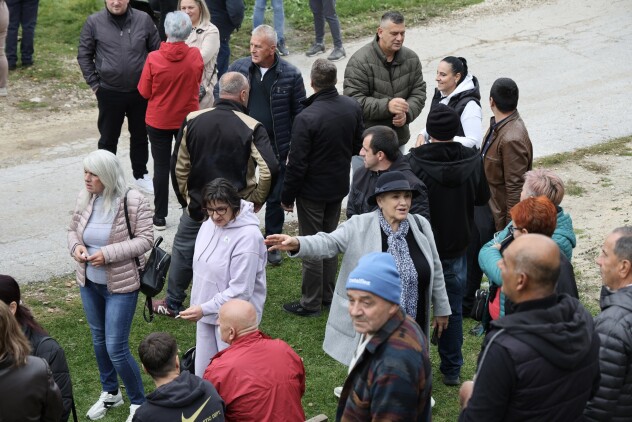 Mještani Knežine odaju počast Halidu Bešliću (Foto: I. Š./Klix.ba)