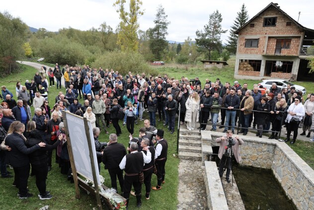 Mještani Knežine odaju počast Halidu Bešliću (Foto: I. Š./Klix.ba)
